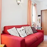 Guesthost - Pratello E Funzionale Appartement *