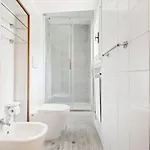 Guesthost - Pratello E Funzionale Appartement