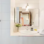 Guesthost - Pratello E Funzionale Appartement