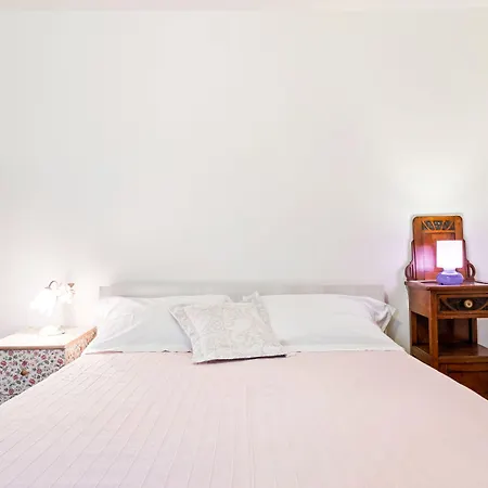 Guesthost - Pratello E Funzionale Appartement *