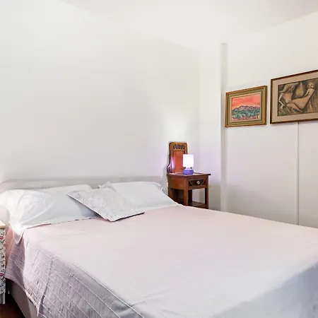 Guesthost - Pratello E Funzionale Appartement
