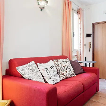 Guesthost - Pratello E Funzionale Appartement